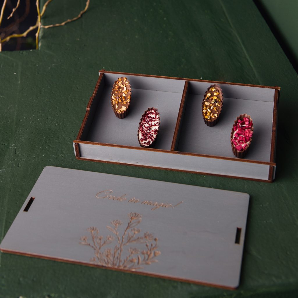 Cutie mica lemn handmade cu 2 compartimente si model cu flori - Alege-o ca pe o cutie cadouri, cutie cu amintiri sau cutie cu poze